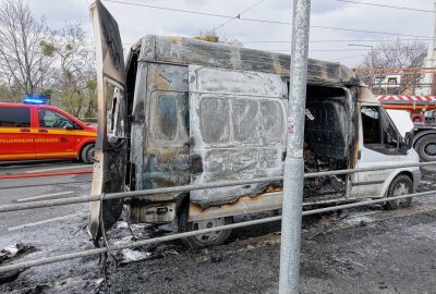 Transporter brennt in Dresden: Fahrer ins Krankenhaus eingeliefert - Ein Transporter ist in Dresden in Brand geraten. Foto: Roland Halkasch