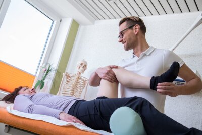 Trotz OP: Wenn der Meniskus wieder zwickt - Ein stabiles Muskelkorsett fürs Gelenk: Bei der Linderung von Knieschmerzen spielt Physiotherapie eine wichtige Rolle.