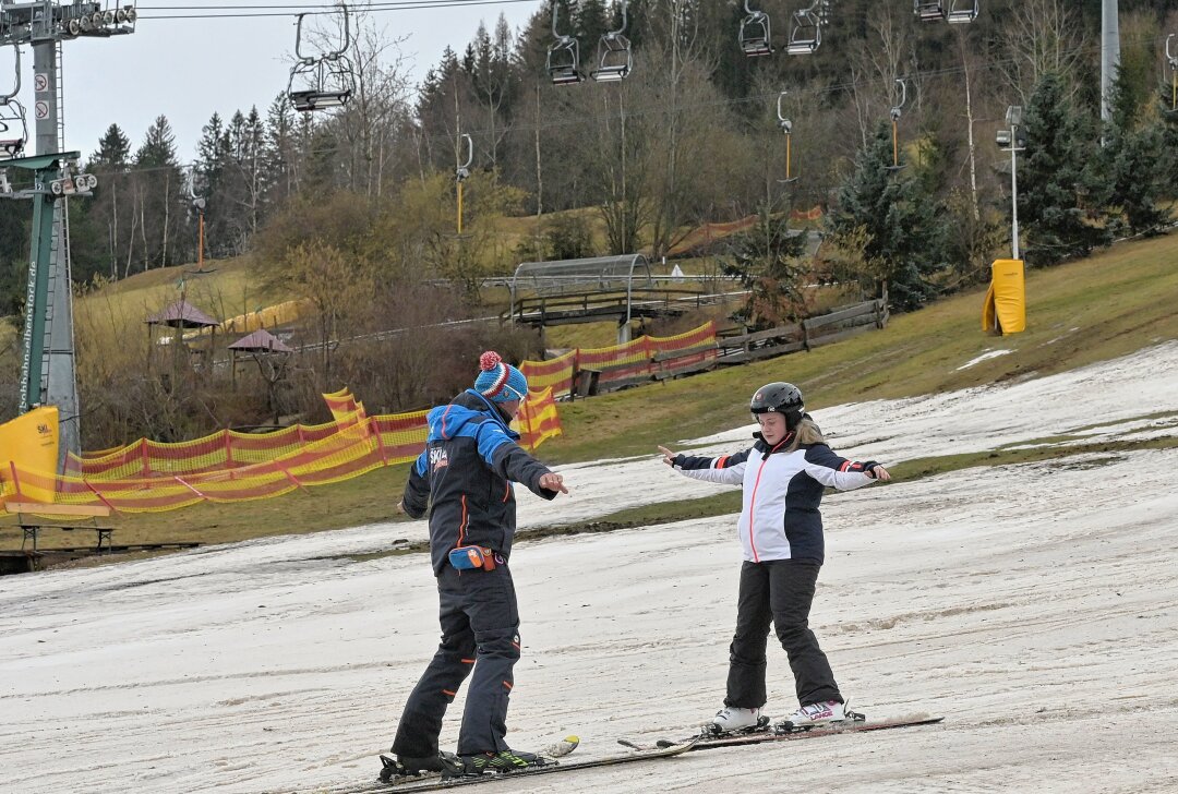 Trotz Tauwetter: Diese Skischule im Erzgebirge ist noch aktiv - Die Skischule in er Skiarena Eibenstock ist noch in Betrieb - im Bild Skilehrer Heiko Helbig (li.) und Sophie Kummer. Foto: Ralf Wendland