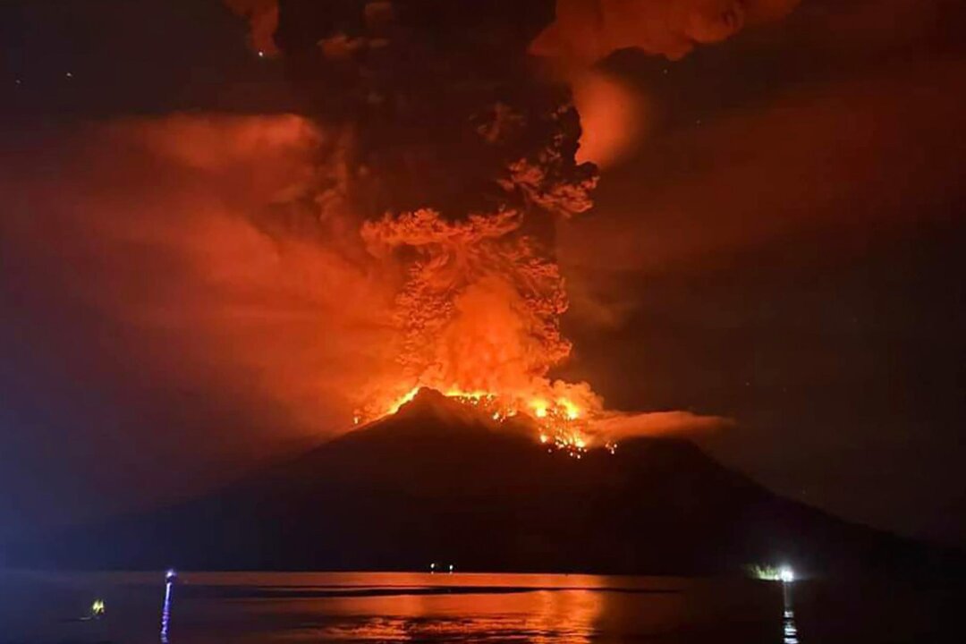 Tsunami-Warnung nach heftigem Vulkanausbruch in Indonesien - Lava glüht im Krater des Vulkans Ruang auf den Sanguine-Inseln in Indonesien.