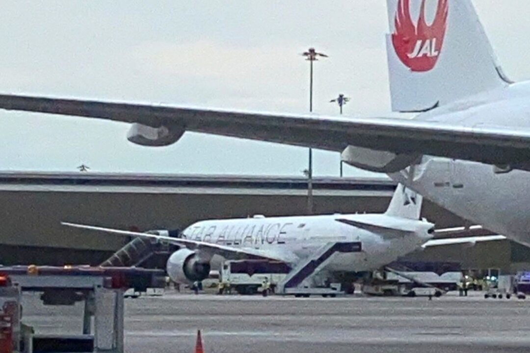 Turbulenzen beim Flug - ein Toter, Dutzende Verletzte - Die Boeing 777-300ER der Singapore Airlines auf dem Rollfeld, nachdem sie mit einer Notlandung n Bangkok gelandet war. .