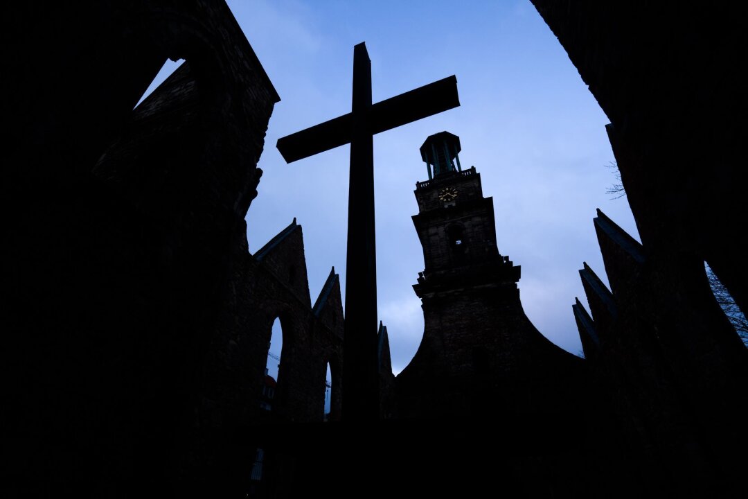 Über 100 Betroffene sexueller Gewalt in Landeskirche bekannt - Ein Kreuz steht in einer Kirche.