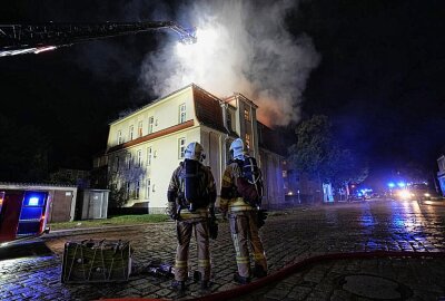 Über 100 Feuerwehrleute im Einsatz bei Dachstuhlbrand in Mehrfamilienhaus - Feueralarm am frühen Freitagmorgen in Bautzen. Fotograf: LausitzNews.de / Jens Kaczmarek
