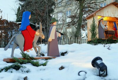 Überdimensionaler Weihnachtsberg wird in Borstendorf zum Hingucker - Mit Einbruch der Dunkelheit werden die Figuren angestrahlt. Foto: Andreas Bauer