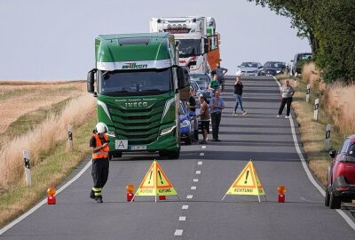 Überholungsfahrt endet mit Kollision: Mehrere Personen verletzt - Gestern kam es auf der B 173, zwischen Mohorn und Hetzdorf zu einem Verkehrsunfall. Foto: Roland Halkasch