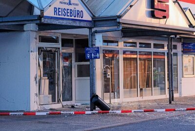 Unbekannte sprengen Geldautomaten in Oberlichtenau - Gegen 3.30 Uhr wurde ein Geldautomat gesprengt. Foto: Harry Härtel / haertelpress