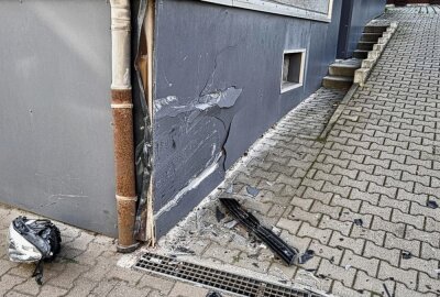 Unbekannte Ursache: PKW kracht gegen Hauswand in Chemnitz - Ein PKW krachte heute Nachmittag gegen eine Hausecke. Foto: Harry Härtel