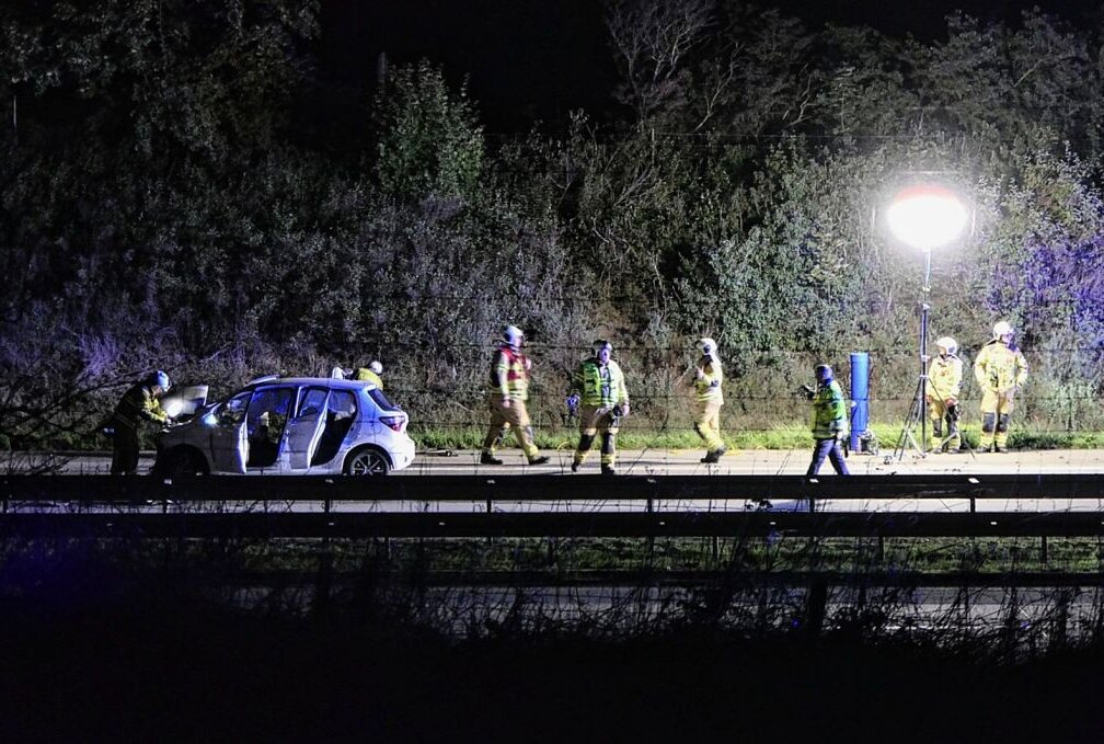 Unfall bei Grimma: Aus unbekannten Gründen gegen die Leitplanke geknallt - Auf der A14 kam es Mittwochabend zu einem Unfall. Foto: Sören Müller