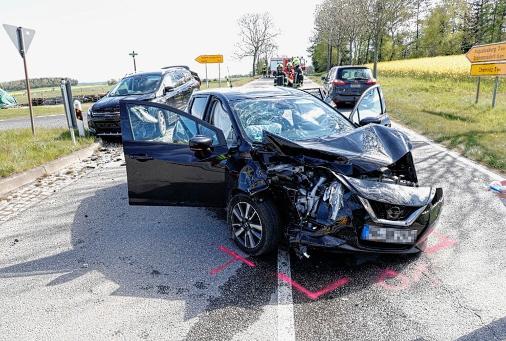 Unfall in Euba: Zwei Schwerletzte durch Zusammenprall mehrerer Fahrzeuge - Schwerer Unfall in Euba mit zwei Verletzten. Foto: Harry Härtel