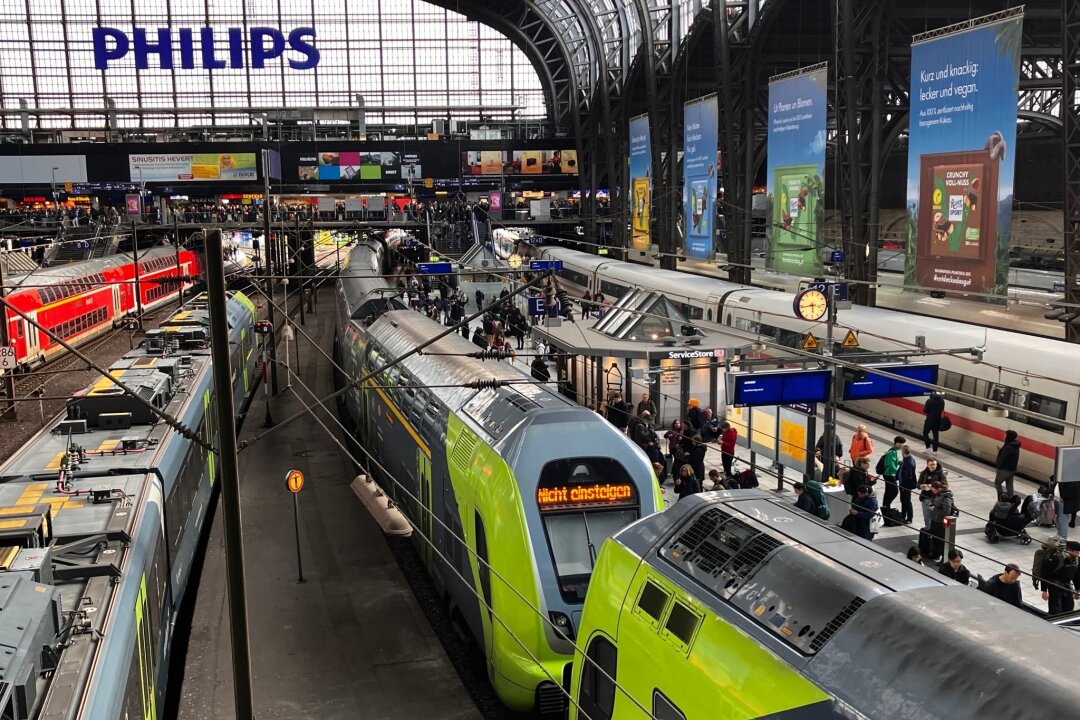 Unfall mit Bauzug - Chaos am Hamburger Hauptbahnhof - Bei einem Bahnunglück am Hamburger Hauptbahnhof sind am Freitagnachmittag sechs Menschen verletzt worden.
