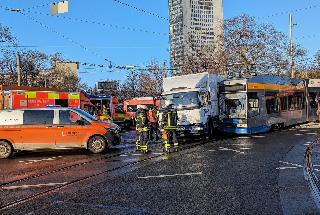 Unfall mit Straßenbahn im Leipziger Zentrum: Zwei Personen verletzt - Im Leipziger Zentrum kam es am Freitag zu einem Verkehrsunfall zwischen einer Straßenbahn und einem LKW. Foto: Christian Grube