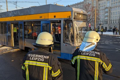 Im Leipziger Zentrum kam es am Freitag zu einem Verkehrsunfall zwischen einer Straßenbahn und einem LKW. Foto: Christian Grube