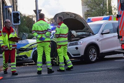 Unfall mit Streifenwagen: Polizistin im Auto eingeklemmt - Demnach war der Streifenwagen mit Blaulicht und Martinshorn unterwegs zu einem Einsatz im Täubchenweg. Foto: Xcitepress