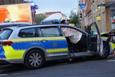 Unfall mit Streifenwagen: Polizistin im Auto eingeklemmt - Eine Polizistin wurde bei dem Zusammenstoß im Streifenwagen eingeklemmt und musste von der Feuerwehr befreit werden. Foto: Xcitepress