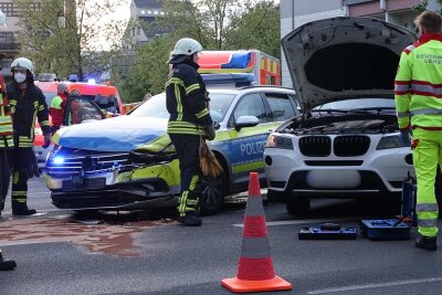 Unfall mit Streifenwagen: Polizistin im Auto eingeklemmt -  Sie kamen mit Rettungswägen in ein Krankenhaus. Foto: Xcitepress