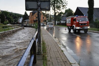 Unwetter im Erzgebirge: Gewässer tritt über Ufer - In Bad Schlema läuft derzeit ein Bach über. Foto: Niko Mutschmann