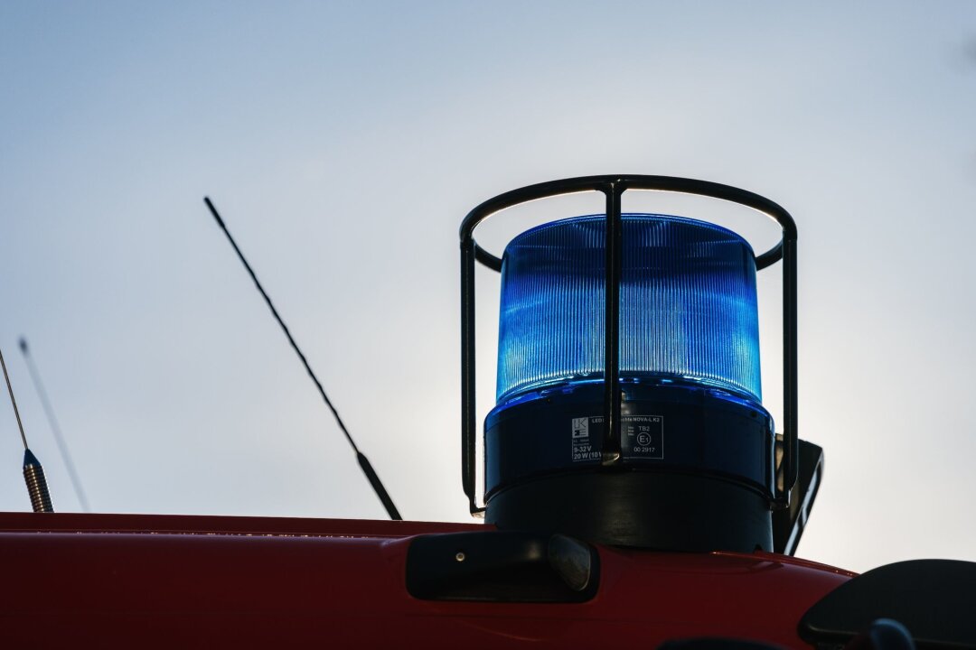 Unwetter: Umgeknickte Bäume und beschädigte Fahrzeuge - Ein Blaulicht auf dem Dach eines Einsatzfahrzeugs der Feuerwehr.