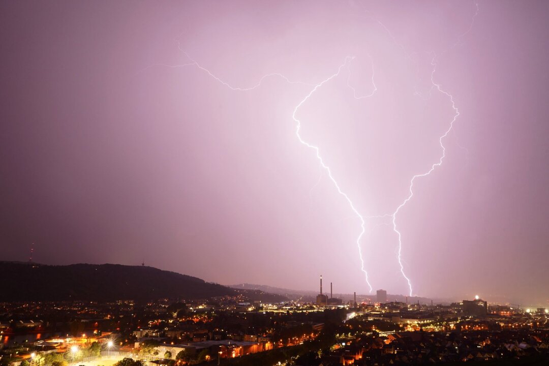 Unwetterfront verschiebt sich nach Norden - Zwei Blitze entladen sich bei einem  Gewitter über Stuttgart.