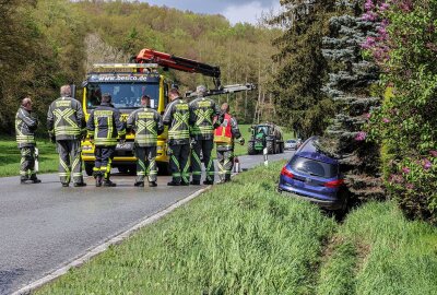 Update: Auto kommt von der Straße ab: Fahrer nach Unfall in Glauchau verletzt - Die Einsatzkräfte räumen die Fahrbahn. Foto: Andreas Kretschel