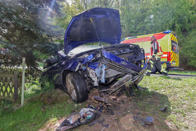 Update: Auto kommt von der Straße ab: Fahrer nach Unfall in Glauchau verletzt - Ford-Fahrer bei Unfall zwischen A4-Anschlussstelle und Glauchau verletzt. Foto: Andreas Kretschel
