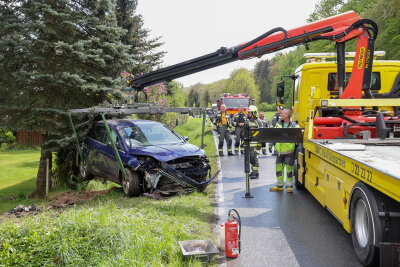 Update: Auto kommt von der Straße ab: Fahrer nach Unfall in Glauchau verletzt - Ford-Fahrer bei Unfall zwischen A4-Anschlussstelle und Glauchau verletzt. Foto: Andreas Kretschel