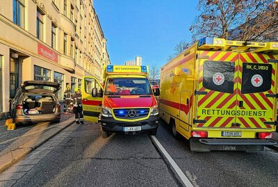 Update: Auto kracht gegen Hauswand - Fahrer stirbt im Krankenhaus - Unfallort an der Theaterstraße. Foto: Harry Härtel