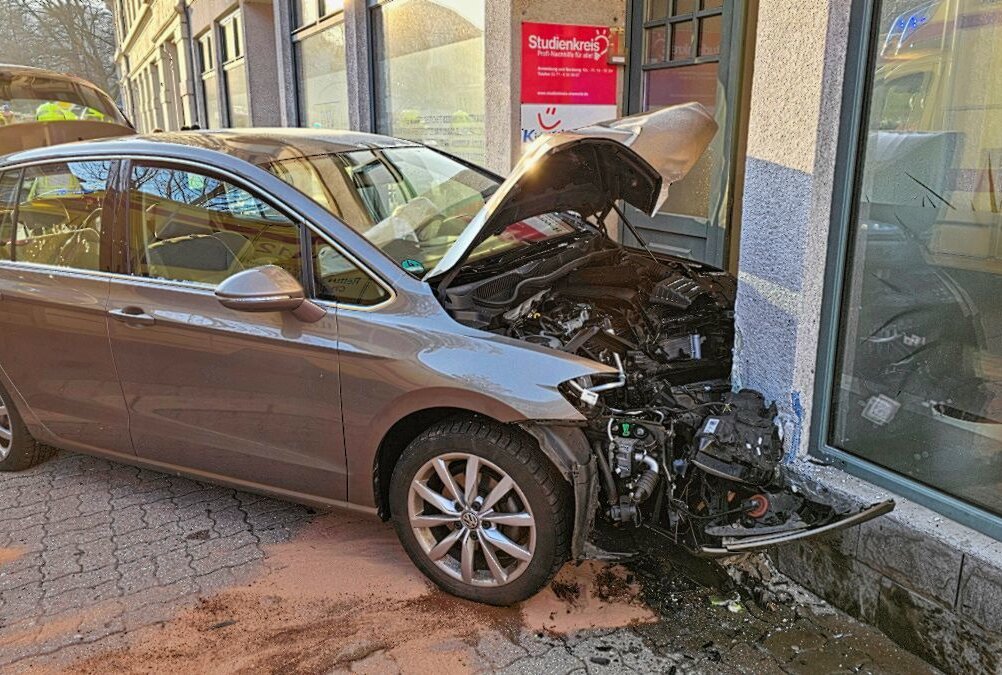Update: Auto kracht gegen Hauswand - Fahrer stirbt im Krankenhaus - Das Auto wurde schwer beschädigt. Foto: Harry Härtel