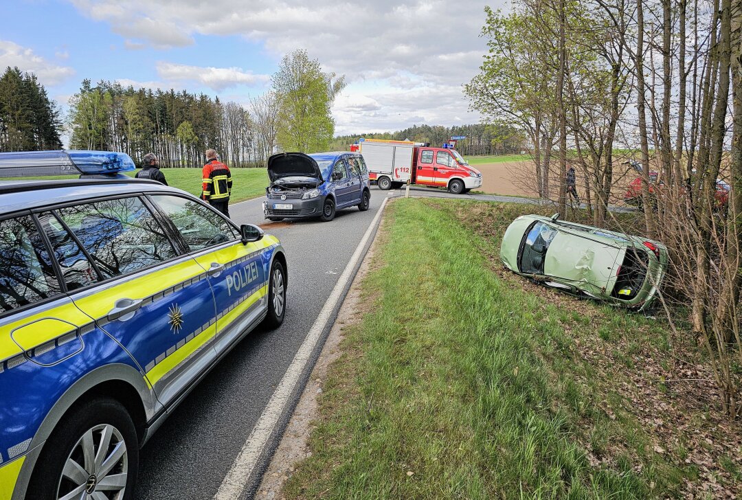 Update: Auto überschlägt sich bei Unfall im Vogtland: 61-Jährige schwerverletzt - Am Mittwochnachmittag kollidierten zwei Fahrzeuge bei einem Überholvorgang. Foto: Mike Müller