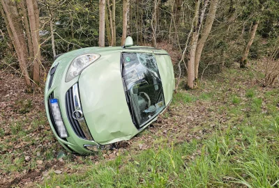 Update: Auto überschlägt sich bei Unfall im Vogtland: 61-Jährige schwerverletzt - Am Mittwochnachmittag kollidierten zwei Fahrzeuge bei einem Überholvorgang. Foto: Mike Müller