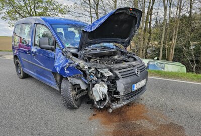 Update: Auto überschlägt sich bei Unfall im Vogtland: 61-Jährige schwerverletzt - Ein VW kollidierte beim Überholen mit abbiegendem Opel. Foto: Mike Müller