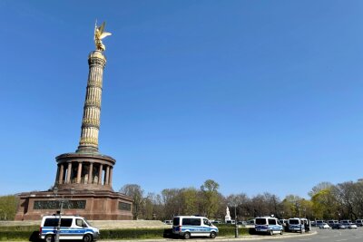Update Corona-Demos in Berlin: Polizei greift hart durch - Bereits ab Siegessäule ist die Straße des 17. Juni vollgesperrt. Foto: Daniel Unger