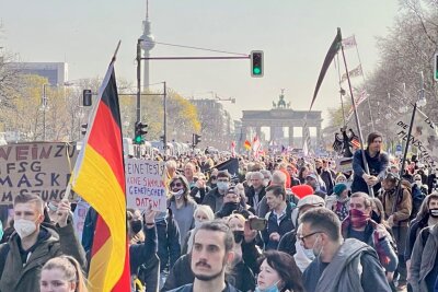 Update Corona-Demos in Berlin: Polizei greift hart durch - In Berlin haben sich einige Menschen versammelt, um gegen das Infektionsschutzgesetz zu demonstrieren. Foto: Daniel Unger