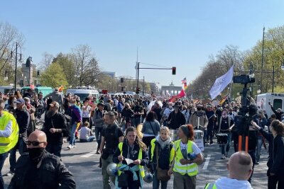 Update Corona-Demos in Berlin: Polizei greift hart durch - In Berlin haben sich einige Menschen versammelt, um gegen das Infektionsschutzgesetz zu demonstrieren. Foto: Daniel Unger