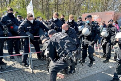 Update Corona-Demos in Berlin: Polizei greift hart durch - Es gibt erste Verhaftungen nahe dem Brandenburger Tor. Foto: Daniel Unger