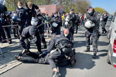 Update Corona-Demos in Berlin: Polizei greift hart durch - Es gibt erste Verhaftungen nahe dem Brandenburger Tor. Foto: Daniel Unger