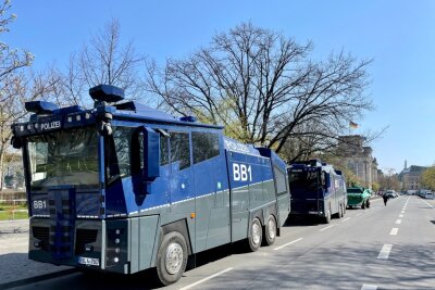 Update Corona-Demos in Berlin: Polizei greift hart durch - Das Regierungsviertel wurde weiträumig abgeriegelt. Foto: Daniel Unger
