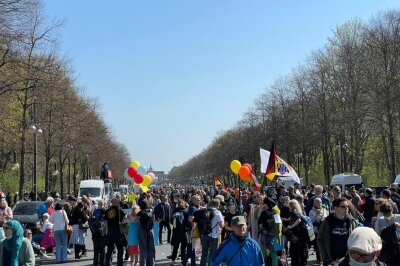 Update Corona-Demos in Berlin: Polizei greift hart durch - Unzählige Menschen befinden sich auf der Straße des 17. Juni. Foto: Daniel Unger