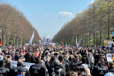 Update Corona-Demos in Berlin: Polizei greift hart durch - 12:30 Uhr: Die Demo wurde durch die Polizei für beendet erklärt. Foto: Daniel Unger 
