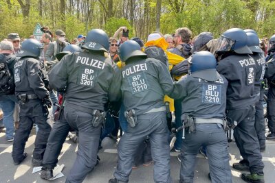 Update Corona-Demos in Berlin: Polizei greift hart durch - Die Polizei beginnt mit der Räumung und schickt die Demonstranten von der ehemaligen Versammlungsfläche. Foto: Daniel Unger