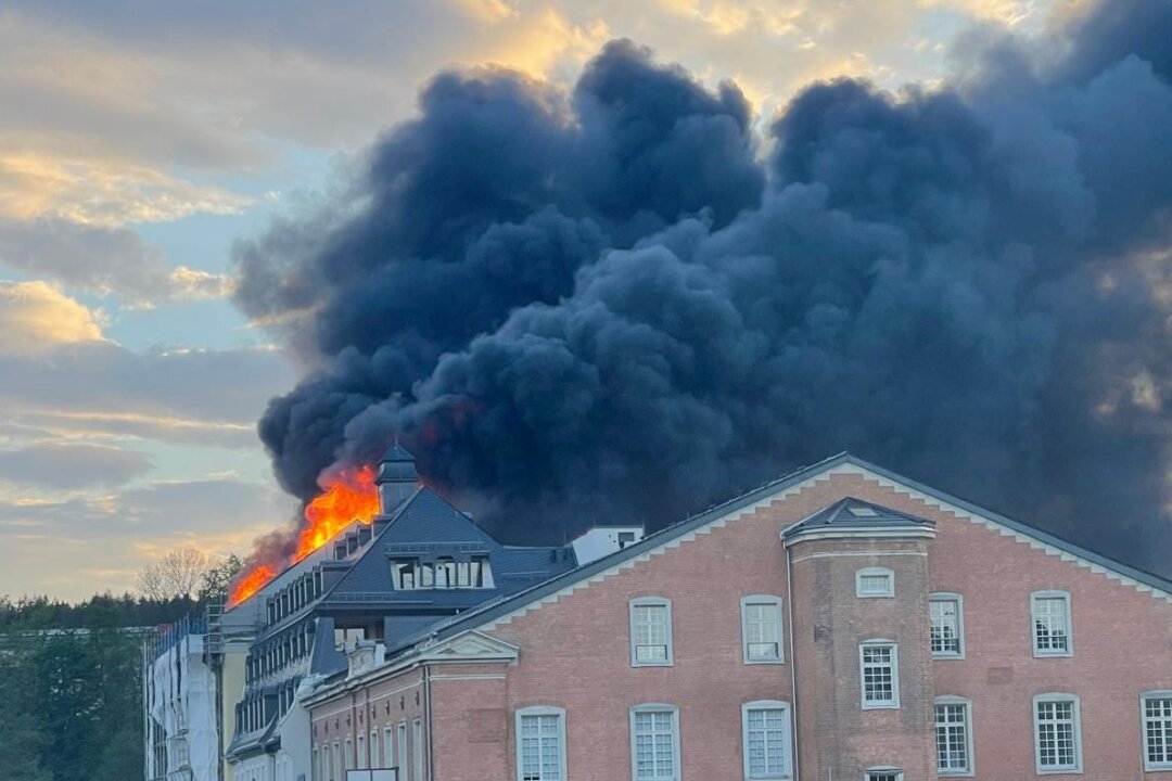 Update: Dachstuhlbrand in Flöha - Am Donnerstagabend ist in Flöha in einem Gebäude ein Feuer ausgebrochen. Foto: Daniel Ivandic 