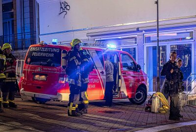Update: Feuerwehreinsatz in Plauen - Brand in Geschäft - Brand in einem Geschäft auf der Bahnhofstraße in Plauen am Montagabend. Foto: Igor Pastierovic