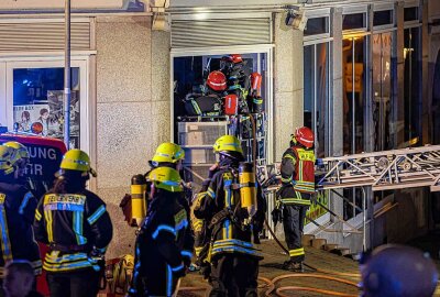 Update: Feuerwehreinsatz in Plauen - Brand in Geschäft - Brand in einem Geschäft auf der Bahnhofstraße in Plauen am Montagabend. Foto: Igor Pastierovic