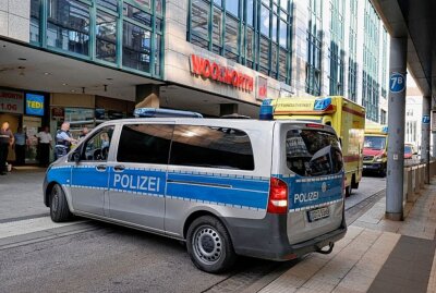 Update: Großeinsatz der Polizei: Unbekannte setzen Reizgas an der Zentralhaltestelle ein - Unbekannte setzen Reizgas an Chemnitzer Zentralhaltestelle ein. Foto: Harry Härtel