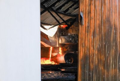 Update: Großeinsatz im Vogtland: 64-Jähriger Eigentümer verletzt - Löscharbeiten bei einem Großbrand in einer Lagerhalle. Foto: Johannes Schmidt