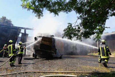 Update: Großeinsatz im Vogtland: 64-Jähriger Eigentümer verletzt - Löscharbeiten bei einem Großbrand in einer Lagerhalle. Foto: Johannes Schmidt