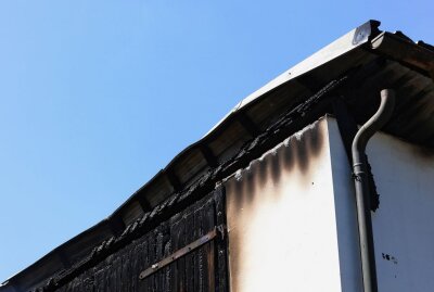 Update: Großeinsatz im Vogtland: 64-Jähriger Eigentümer verletzt - Löscharbeiten bei einem Großbrand in einer Lagerhalle Foto: Johannes Schmidt