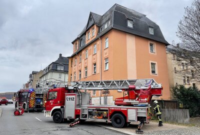 Update: Kind verursacht Wohnungsbrand in Aue und wird dabei verletzt - Ein Wohnaus in Aue steht in Brand. Foto: Daniel Unger