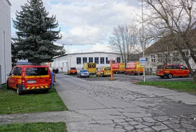 Update: Massive Rauchentwicklung - Fünf Verletzte bei Brand - Am Montagnachmittag kam es in einer Montagehalle zu einem Brand. Foto: Roland Halkasch