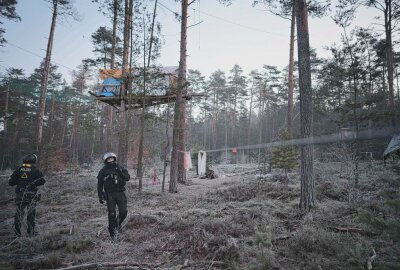 Update: Räumung des sächsischen "Heidebogen"-Waldstücks soll starten - Kurz vor 7 Uhr kamen die ersten Polizisten auf der Gelände des Heibo. Foto: xcitepress/finn becker