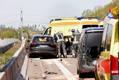 Update: Schwerer Auffahrunfall auf der A4: Fahrer eingeklemmt - Am Donnerstag kam es auf der A4 Richtung Dresden zu einem schweren Verkehrsunfall. Foto: Harry Härtel